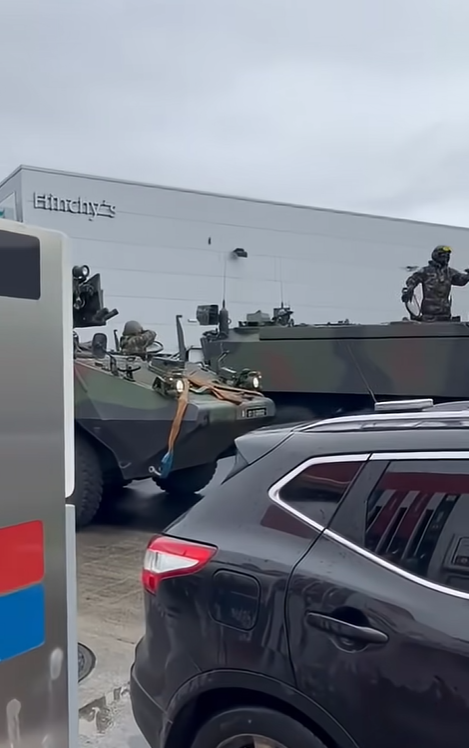 Maximil86429959's tweet image. A Picture is Worth a Thousand Words

The Irish Defence Forces (who are sworn to protect the people &amp;amp; nation of Ireland) pulling up at a petrol station on the commands of an anti-Irish regime to take part in the dispersal of peaceful protesters

#FuelProtest #Traitors #Tyranny⚠️👇