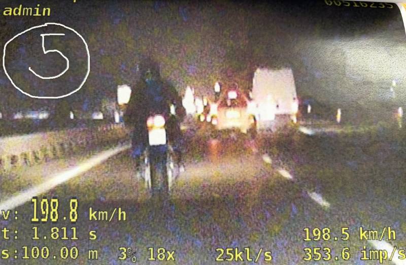 _zboral's tweet image. To Patryk R. drogowy morderca z Łomianek.
Widzicie właśnie, jak mając sądowy zakaz ucieka przed policją 198,8 km/h krajową drogą pod koniec 2025 r.
JUTRO RANO W BRD24 CAŁA HISTORIA NIEUDOLNOŚCI WYMIARU SPRAWIEDLIWOŚCI W JEGO SPRAWIE