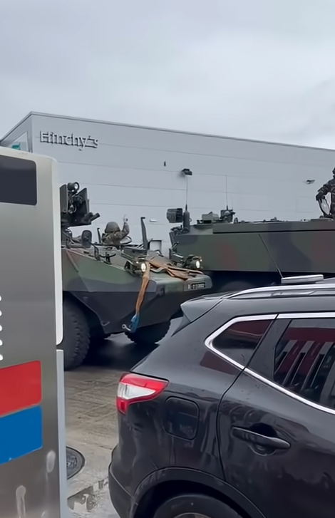 Maximil86429959's tweet image. A Picture is Worth a Thousand Words

The Irish Defence Forces (who are sworn to protect the people &amp;amp; nation of Ireland) pulling up at a petrol station on the commands of an anti-Irish regime to take part in the dispersal of peaceful protesters

#FuelProtest #Traitors #Tyranny⚠️👇