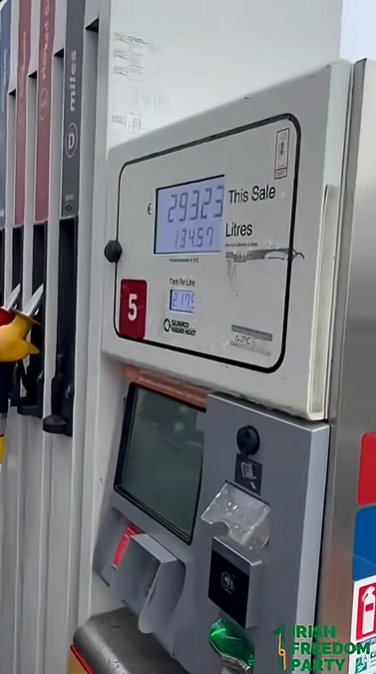 Maximil86429959's tweet image. A Picture is Worth a Thousand Words

The Irish Defence Forces (who are sworn to protect the people &amp;amp; nation of Ireland) pulling up at a petrol station on the commands of an anti-Irish regime to take part in the dispersal of peaceful protesters

#FuelProtest #Traitors #Tyranny⚠️👇