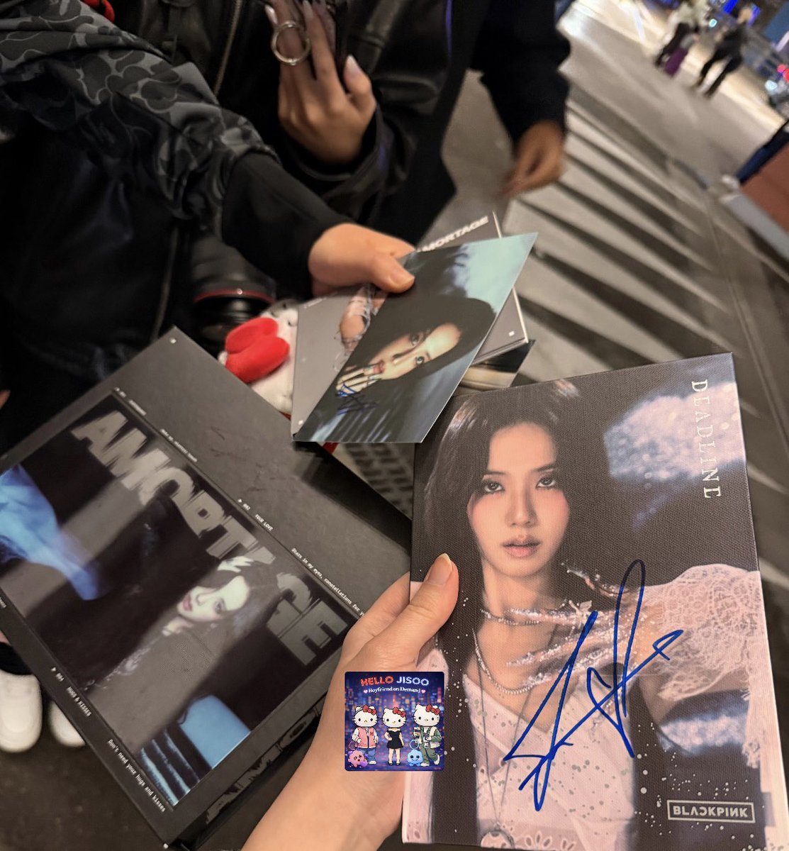 Jisoo really signed for all of us after a long flight🥹 Love chuu <a href="/officialBLISSOO/">BLISSOO</a>