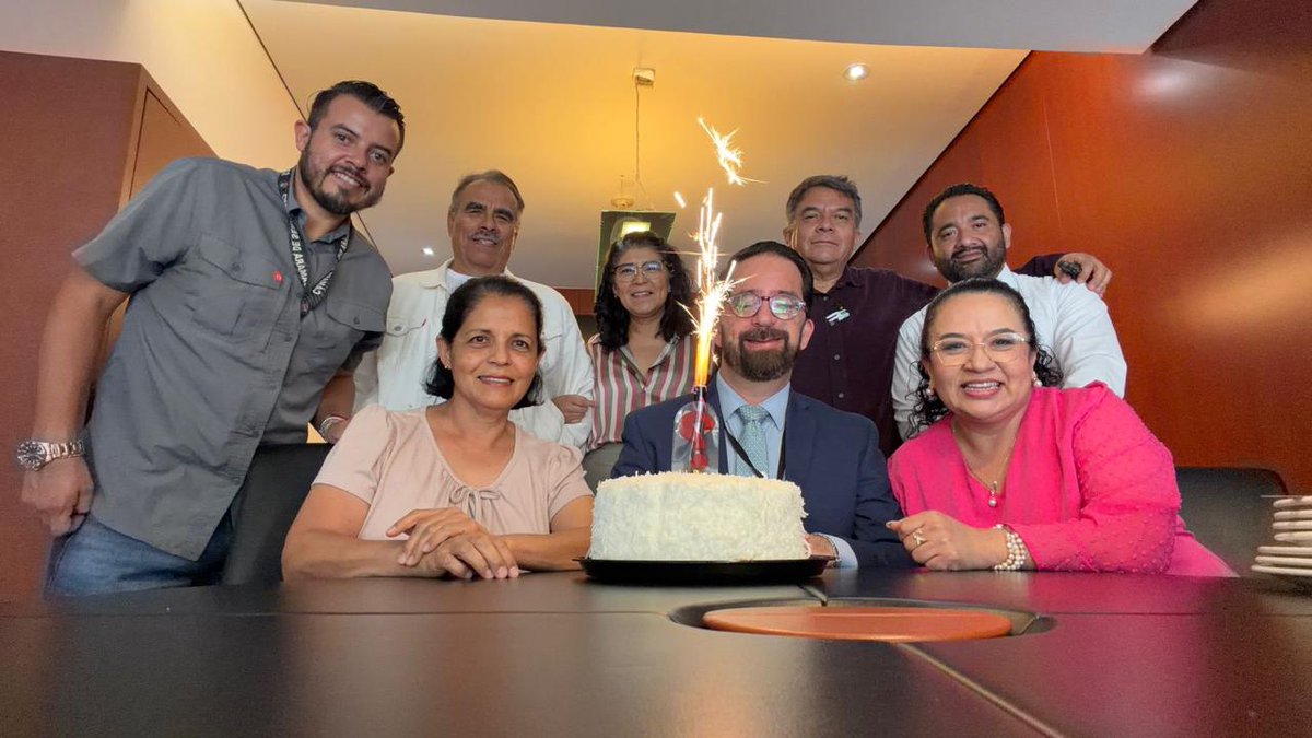 RocioCoronaNkm's tweet photo. ¡Feliz cumpleaños, @JesusLPenuelas! 🎉

Hoy quiero agradecer tu compromiso, tu entrega y la actitud con la que siempre sumas al equipo 👏.

Te deseo un año lleno de salud, satisfacciones y nuevos logros. ¡Que sea un gran día! 🎂🫂 https://t.co/H8zSSXlkGJ