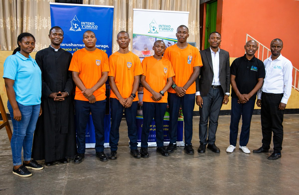 IntekoyUmuco's tweet photo. Ibikorwa by'ubukangurambaga bunyuze mu buryo bw'amarushanwa ku Kinyarwanda, umuco n'umurage mu mashuri yisumbuye byakomereje mu Rwunge rw'Amashuri rwitiriwe Mutagatifu Jerome mu Karere ka @GakenkeDistrict byitabiriwe n'ubuyobozi bw'iri shuri n'abanyeshuri 1000 baryigamo.

Iki gikorwa cyasize hatoranyijwe abanyeshuri bane (4) bahize abandi mu gusubiza neza ibibazo babajijwe ku mikoreshereze inoze y'ururimi rw'Ikinyarwanda, umuco n'umurage ndetse akaba ari na bo bazahagararira iri shuri mu marushanwa nk'aya ku rwego rw'Intara. 
#TunozeIkinyarwanda