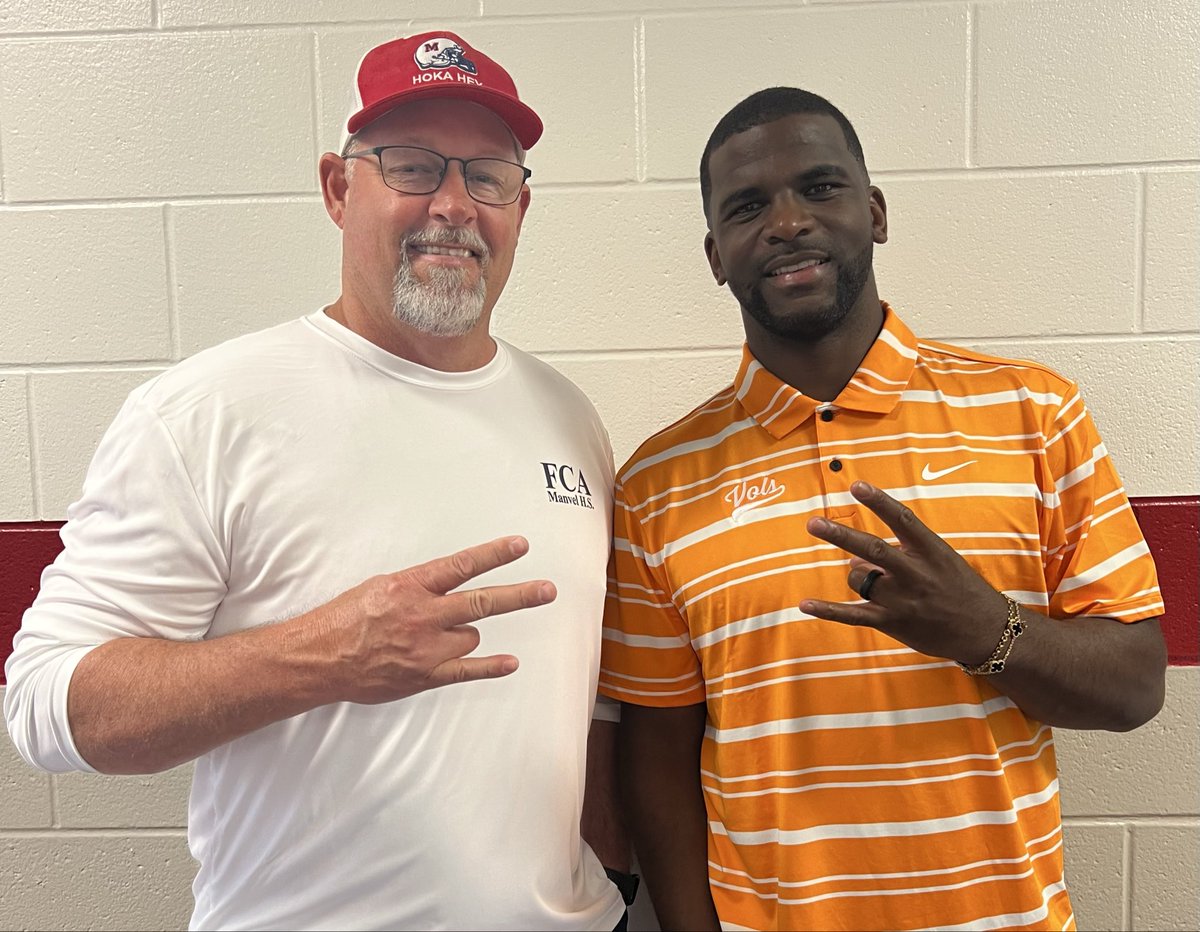 HokaHeyFootball's tweet image. BIG TIME ENERGY from @Vol_Football A massive thank you to @CoachKelseyPope for making the trip down to check out @HokaHeyFootball! Having the Vols stop by speaks volumes &amp;amp; we truly appreciate the hustle &amp;amp; incredible support for our guys!
#HokaHey #Vols #CollegeFootball