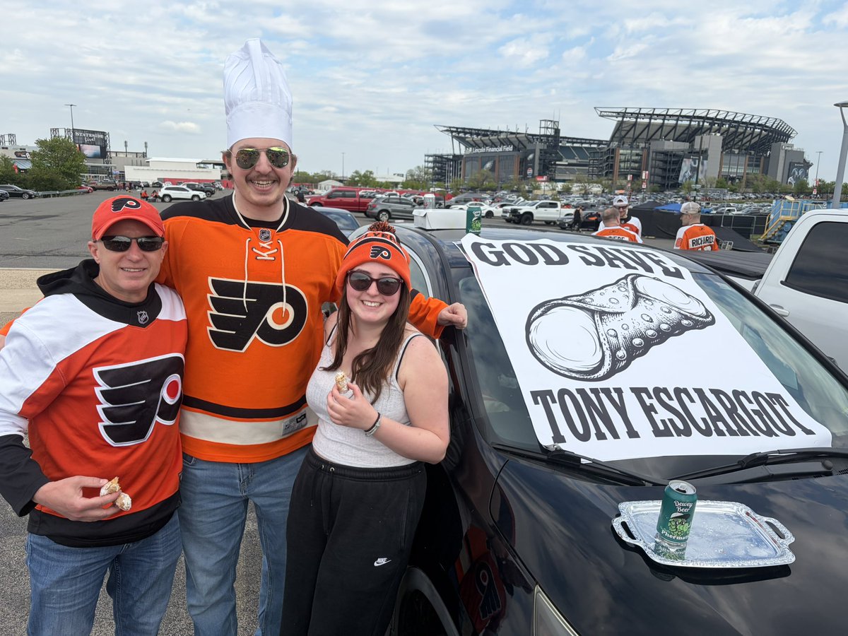 FlyersSupport's tweet photo. @tonyescargot a man of his word and a man of the people!! 
#ignitetheorange https://t.co/yBBwpzOKL6