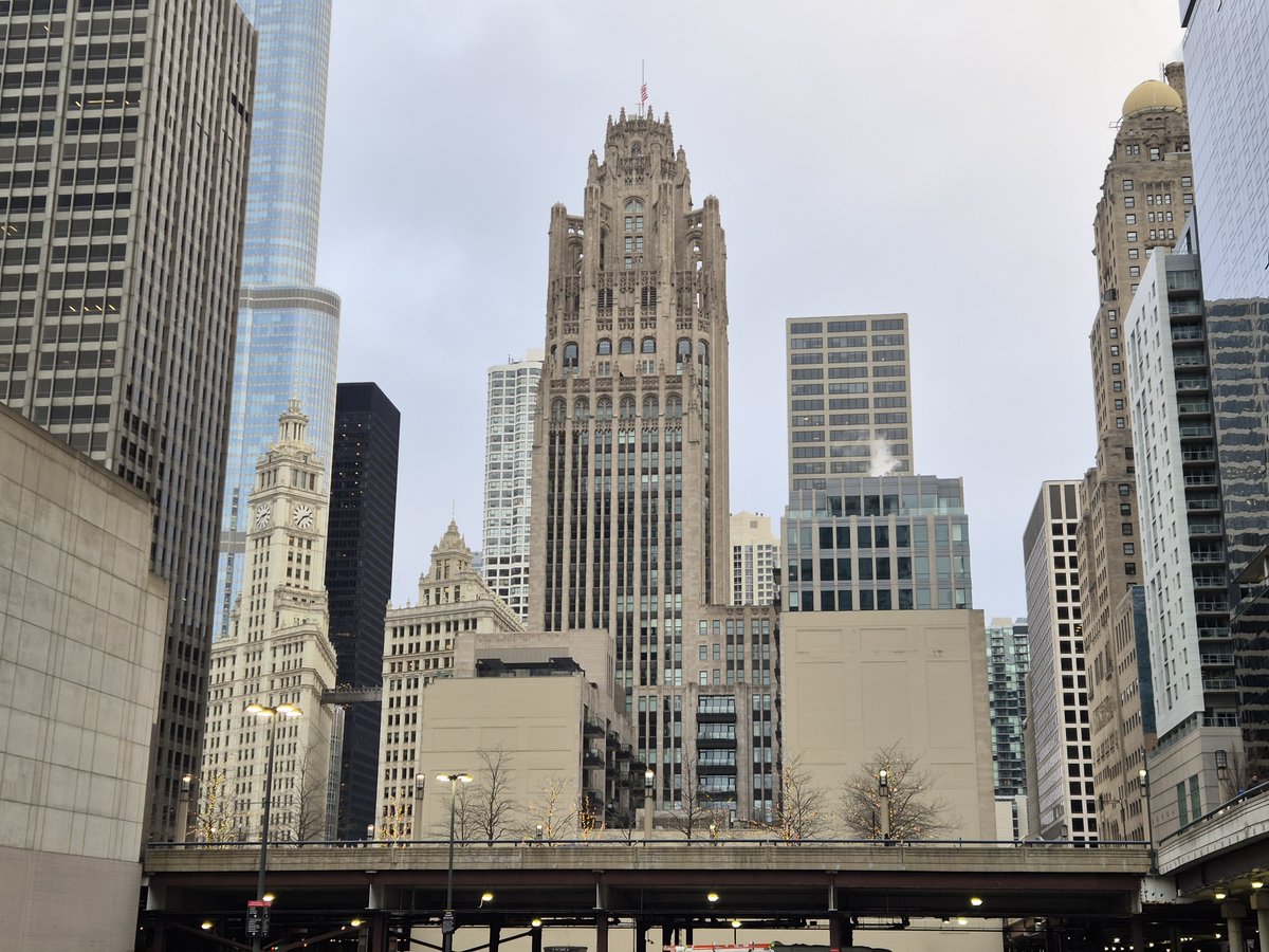 BBHomelessUSA's tweet photo. This isn't how anybody should sleep in a city like Chicago (or anywhere). Go to https://t.co/1RXG9LddWs to donate dignity to a fellow American. https://t.co/hpqwWPepmJ