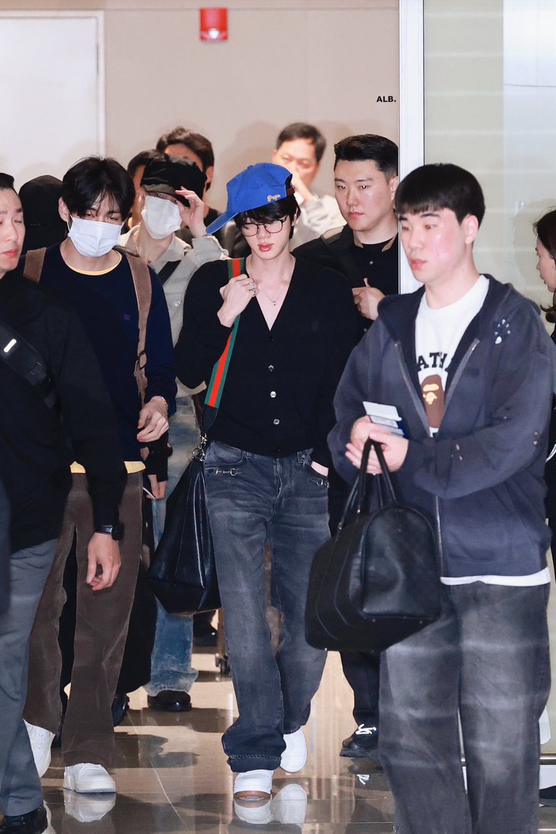 A LITTLE BRAVER 🐬 tweet media