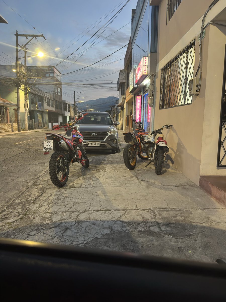 blacdis's tweet photo. @AMT_Quito por favor su gestión, hay motocicletas que se ubican siempre en la vereda de la calle Oe5x y Pedro Capiro, cerca del C.Comercial Atahualpa, y las personas tiene la que bajarse a la calle para cruzar https://t.co/I0wtUguks7