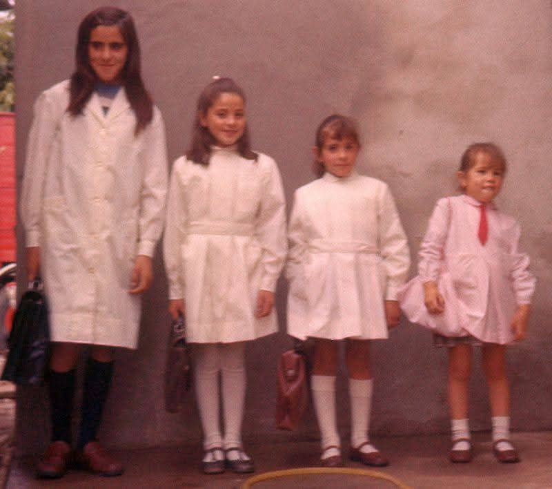 Año 1977,mis hermanas y yo en el primer día de escuela. Yo iba a jardín.
#Bariloche
#ArgentinaALaEscuela
#OtroDíaPerdido