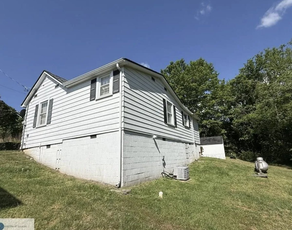 tinyhousecall's tweet image. Sweet 1950s #NorthCarolina #Cottage. $79,900. 
oldhousesunder100k.com/updated-1950s-…