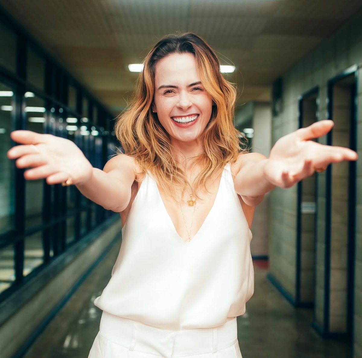 Lullyssimo's tweet photo. Gente estou meio que perdido por ñ ter mais todos os dias e horas, a minha campeã @anapaularenault me sinto meio que perdido e triste sem ela. Mas do fundo do meu coração desejo todo Axé pra essa Diva guerreira e bela. Saudades de dias animados e complicados do nosso #BBB26 https://t.co/d0yYFnpaIO