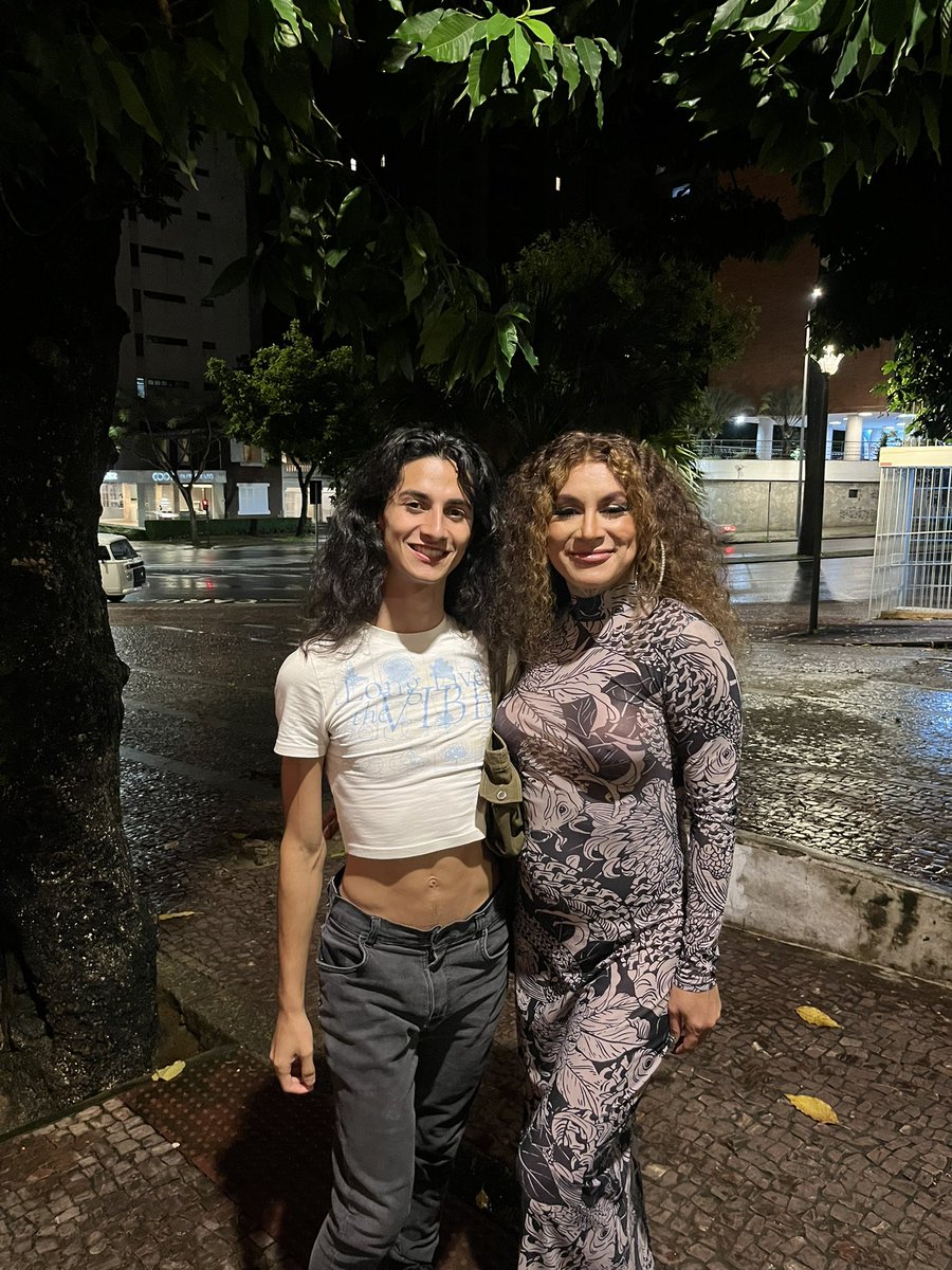 E além de talentosíssima Verónica Valenttino é uma mega ultra diva gente boa.
A gente juntas depois de Sonho Elétrico.
Inspiração demais.