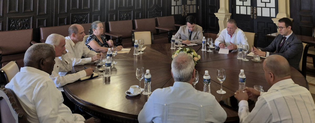 Recibió Esteban Lazo, presidente de <a href="/AsambleaCuba/">Asamblea Nacional Cuba</a>, al Embajador de la Federación de #Rusia🇷🇺 en #Cuba🇨🇺, <a href="/EmbKoronelli/">Embajador Víctor Koronelli</a> 

✅En el fraternal encuentro, ambas partes ratificaron la voluntad de continuar fortaleciendo las históricas relaciones interparlamentarias