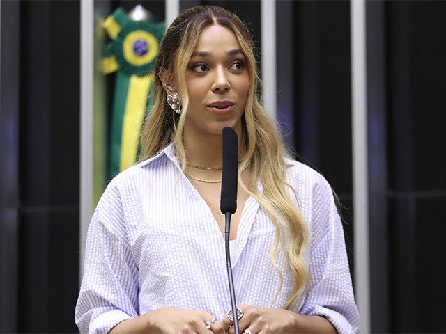 Vitória do povo: fim da escala 6x1 avança na Câmara.

A PEC que reduz a jornada de trabalho foi aprovada agora na CCJ da Câmara. Uma pauta do povo brasileiro apresentada pela deputada Erika Hilton e abraçada pela articulação do governo Lula. Agora a tramitação segue nas