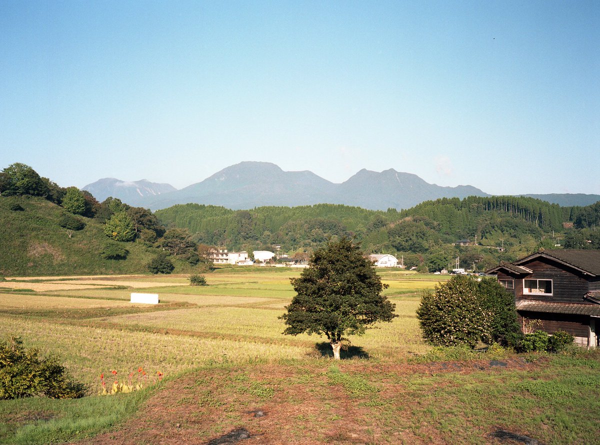 naruminami2's tweet photo. 稲刈り後の田んぼ越しに見えるくじゅう。この日は登山ではなく、車中泊の旅。竹田市
フィルム(中判)
#くじゅう
#GS645S
#ブローニー
#竹田市
#秋 https://t.co/12SOp572JJ