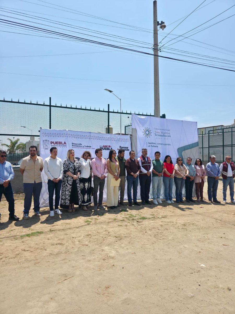 🚧✨ Seguimos avanzando con acciones que mejoran el acceso y fortalecen la capacitación en Puebla.

Se llevó a cabo el banderazo de inicio de obra en la calle Camino al <a href="/Icatep_SMT/">Icatep San Martin</a>,  una vía clave que facilita el traslado de las y los alumnos hacia su proceso de formación.

Esta
