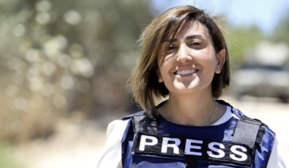 kedabakis's tweet photo. Güney Lübnan'da İsrail işgal suçlarını aktaran gazeteci Emel Halil, meslektaşı Zeyneb Ferec ile birlikte görev başındayken hedef alındı ve şehit düştü.

Halil, 25 Ağustos 2024 tarihinde, İsrail’e ait bir numaradan “Lübnan’ı terk etmezse başının kesileceği” yönünde ölüm tehdidi aldığını duyurmuştu. Şehit Gazeteci, maruz kaldığı tehdidin Güney'de güçlü bir şekilde durmaya devam eden ve İsrail'in işlediği suçları görüntülü ve sesli olarak belgeleyen her gazeteciye yönelik olduğunu da söylemişti.