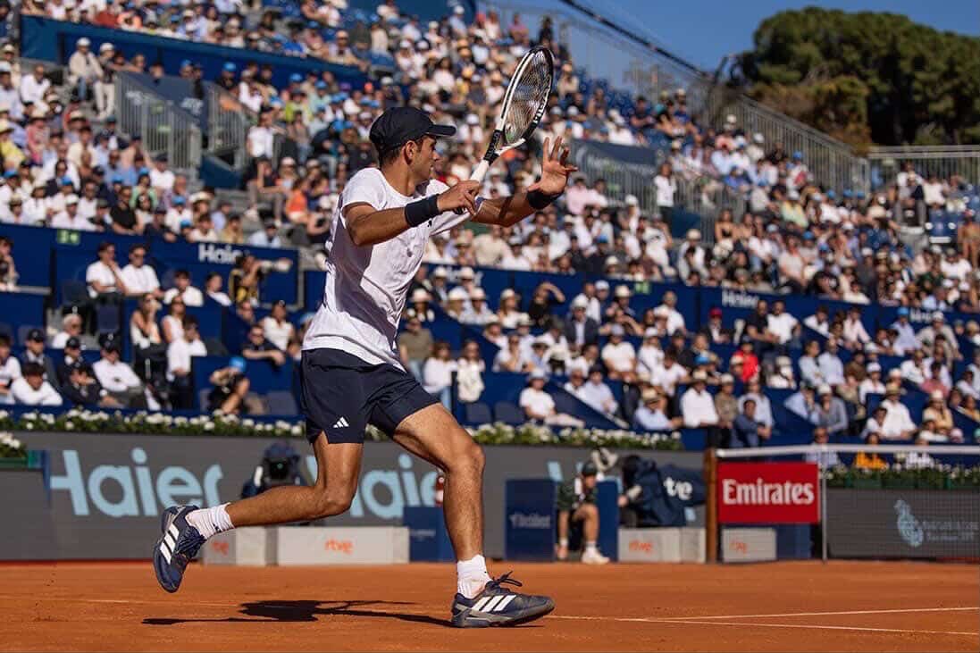 ensoza's tweet photo. @2010MisterChip Jodar el miércoles pasado en Barna… durante el día, todo lleno. @feliciano_lopez https://t.co/E36WDYm1nS