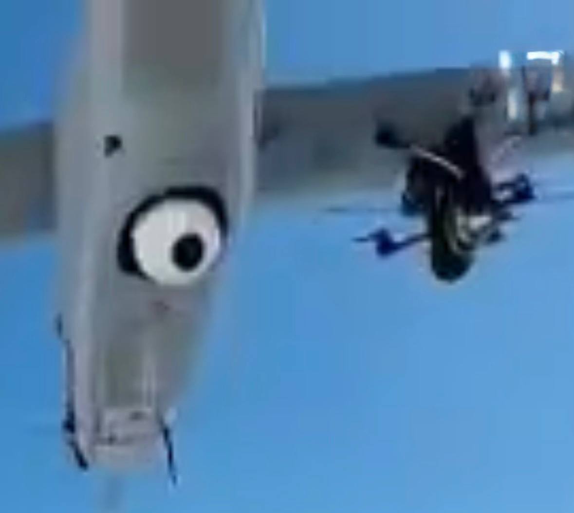 Photos of a Russian Orlan-type reconnaissance UAV employed as an FPV drone mothership. 

One drone already seen released.

After Shahed/Geran, Gerbera and Molniya, Orlan joins the list of Russian UAVs that started being used as FPV drone carriers.

t.me/serhii_flash/7…