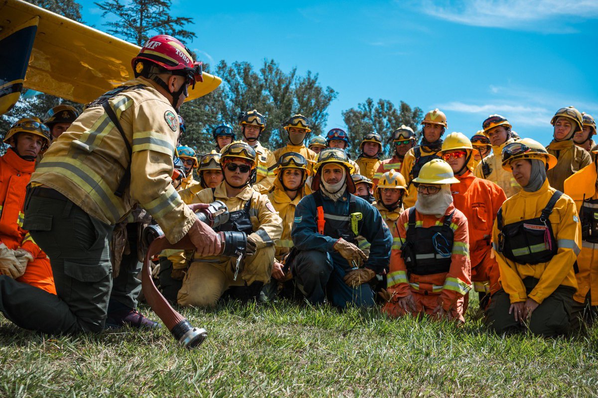 MartinLlaryora's tweet image. Con más entrenamiento y prevención nos anticipamos a la temporada de incendios forestales. 

En #Oliva pusimos en marcha una nueva capacitación en “Operaciones seguras con aeronaves”, destinada al personal de las 12 regionales de la Federación de #BomberosVoluntarios de #Córdoba,