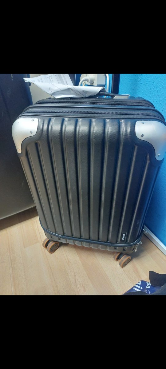 PanamaShipping's tweet photo. @AIREUROPA @GROUNDFORCE I forgot carry-on on flight to MADRID fr-PTY -  it appeared in Las Palmas Airport on 24March 
After 1 month waiting for delivery, @FedEx @FedExHelp brings today to my house  a carry-on belonging  to somebody else. 
Where is now my case? https://t.co/HuwxpmFjMx