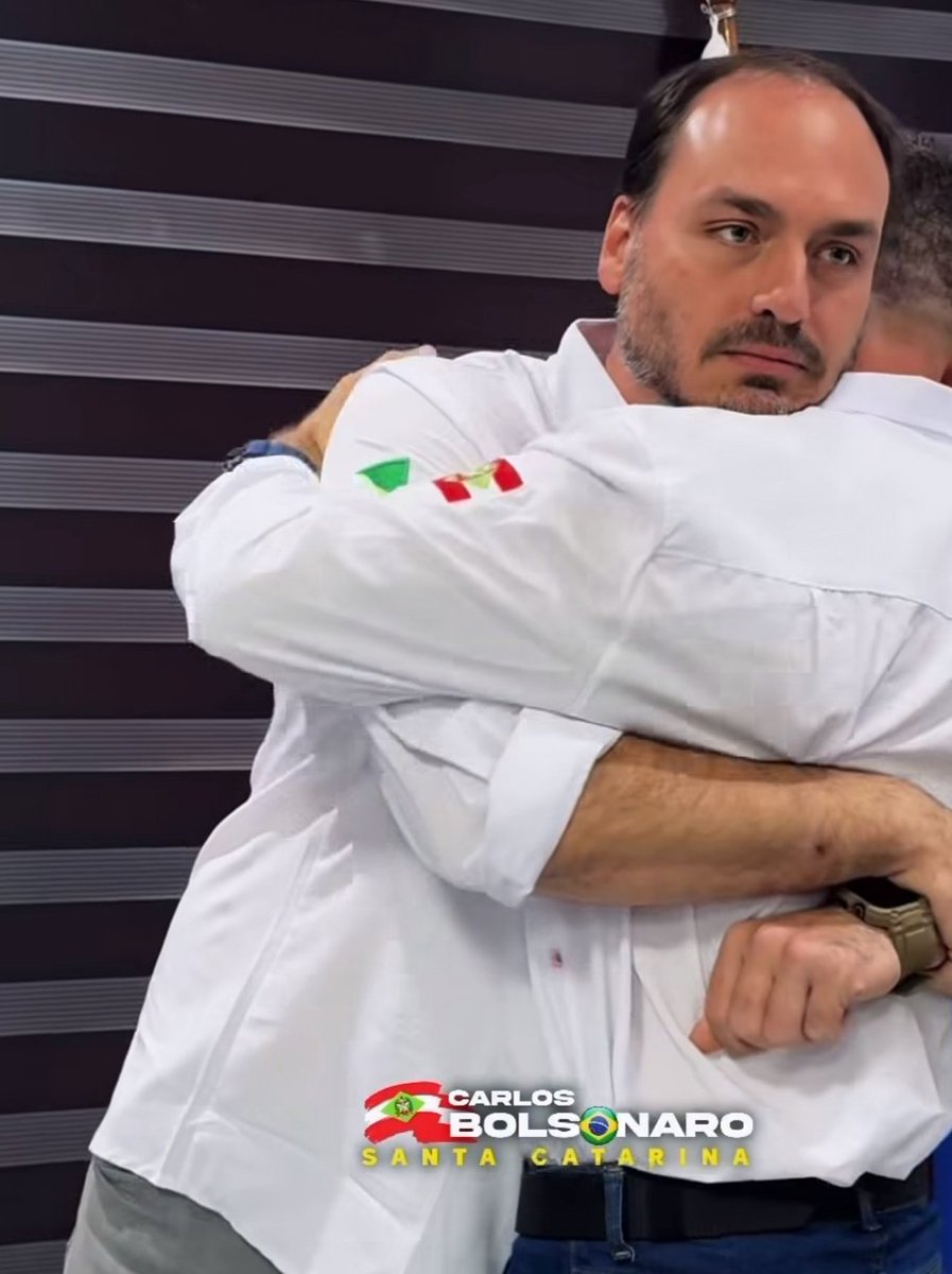 SANTA CATARINA: Vocês estão prontos para Carlos Bolsonaro? 💚🇧🇷

Dá pra ver no olhar (😭), não é um momento fácil. Mesmo assim, <a href="/CarlosBolsonaro/">Carlos Bolsonaro</a> segue firme carregando o peso de tudo o que sua família vem enfrentando.
É justamente nesses momentos que a gente entende quem tem