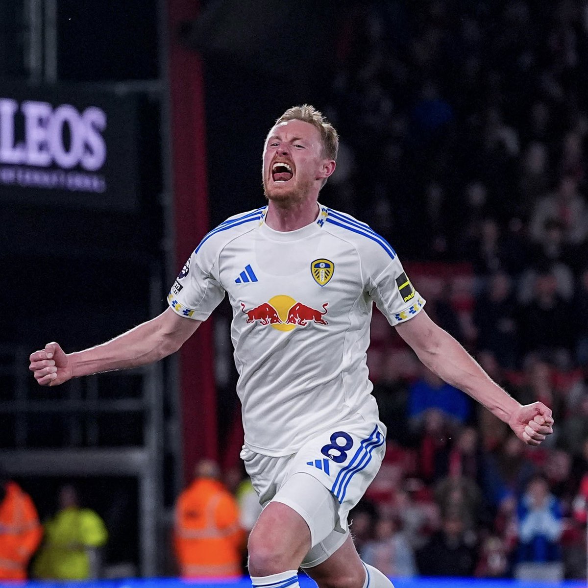 LUFC's tweet image. 🤯 MASSIVE GOAL! MASSIVE POINT!