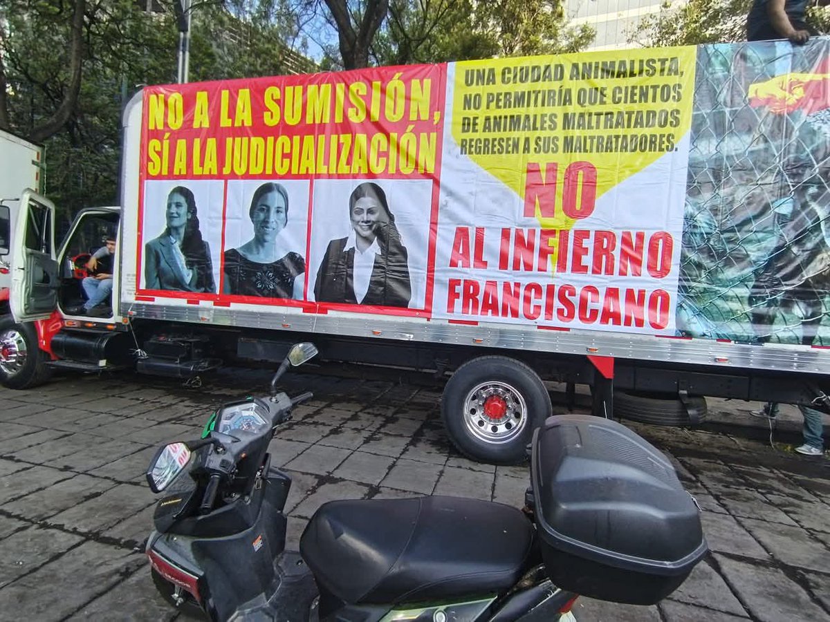 Ange_De_Verite's tweet photo. Bola de ridículos acarreados, si realmente fueran ciudadanos no les hubieran puesto un tráiler. #QueremosaLosFranciscanosEnCasa #clarabrugadadevuelvealamanada #franciscanos @Ref_Franciscano #lamansiónvip https://t.co/8tAzIx75hb