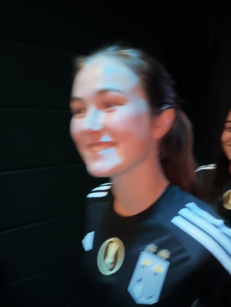 *Luci fuera de la cancha: 🥰😋☺️🤭💋❤️😘😍🌸🌹🌷💐

*Luci dentro de la cancha: 👺👹👿😤⚔️✊🏼💀☠️😈🖕🏼