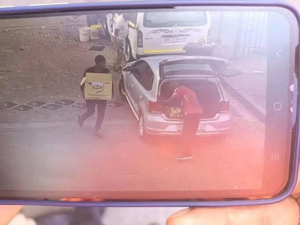 XekiHlongwane's tweet photo. DO YOU STILL REMEMBER THIS LEGEND STILL NOT FOUND , the Zimbabwean manager who fled with R800k from one of their Shoprite.
According to the report the Cremora box was used to carry out the money from the shop.
If you see this brother don’t do a thing they need to learn a lesson …Hire local