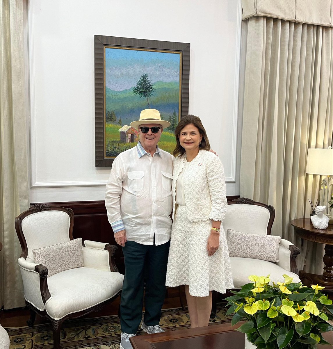 Recibí la visita del expresidente Hipólito Mejía, en un encuentro cercano y muy significativo.

Conversamos con afecto y recordamos la amistad que lo unió a mi padre, don Leo, una relación que dejó huellas entrañables en nuestra familia.