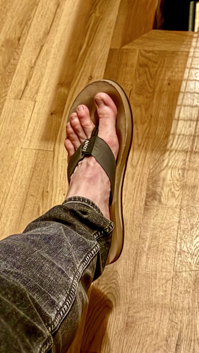 nycfootjock's tweet image. Friday from 5:45am-2:00am…. Over 20 hours I was standing. 

This was 2:00am at the afters. 

#sweatymalefeet
#sweatyballs
#gaymalefeet
#guyswholovefeet

linktr.ee/Nycgymjock