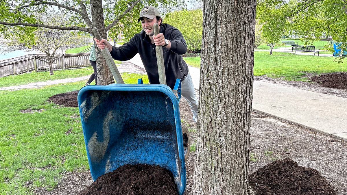 TypenexMedical's tweet photo. Over 80 trees mulched at 12th St Beach 🌳 A meaningful way for our team to celebrate Earth Day and support a greener Chicago. https://t.co/fxqugeKFGG