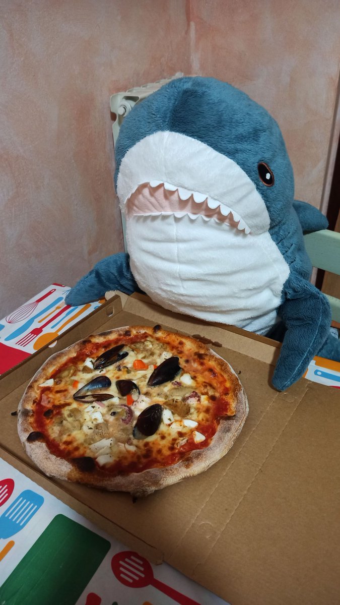 GiraffaV's tweet photo. The human surprised me with this pizza with seafood and porcini mushrooms!
I’m ready to taste it! 
Bon appétit!

#IKEAのサメ #ikeashark #stuffedtoy #blåhaj #brioches #italy #peluches #stuffedanimals #blahaj #homesweethome #lasagna #pizza #porcini #eat #bonappetit #seafood #food https://t.co/ZMuI3gwp7E