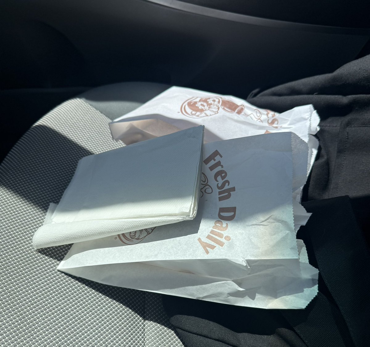 toroIuvr's tweet photo. who wants #donas https://t.co/ofDJR5SUhL