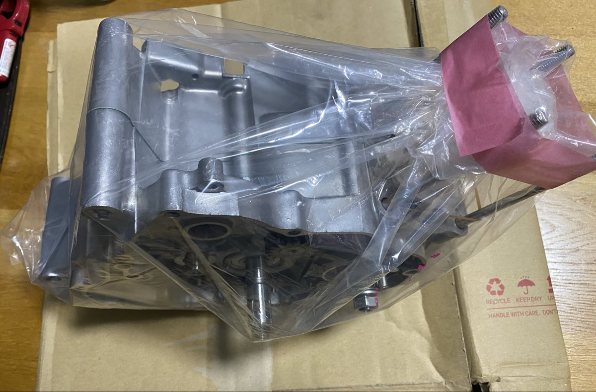 honest35136449's tweet photo. 出張落ち着いてるので組み立て。

部品が高くてもしょうがないけど精度が悪くなるのはいかがなものかと？

スタッドボルトがあからさまに昔より偏芯しとる！　多少は修正するけど、、、

腰下OH工賃2.5
部品が2〜
クランクダメならコンロッドキット使って＋2
ケースダメなら中古で＋1〜
ウェット＋0.5 https://t.co/pN0pbgp9uG