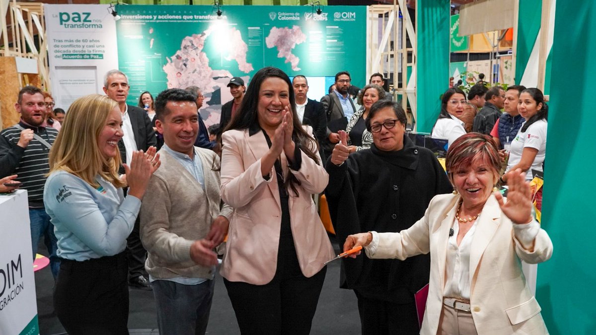 UAcuerdoPaz's tweet image. #Agenda🗓️ | Con emoción inauguramos el stand #LaPazNosTransforma en la #FILBo📚, Pabellón Colombia, con un acto simbólico de apertura✨ junto a @GloriaCuartas de @UAcuerdoPaz, Denise Velásquez de @OIMColombia, Richard Tamayo de @ComisionadoPaz y Jennifer Daum de @MercyCorpsCo 🧵1