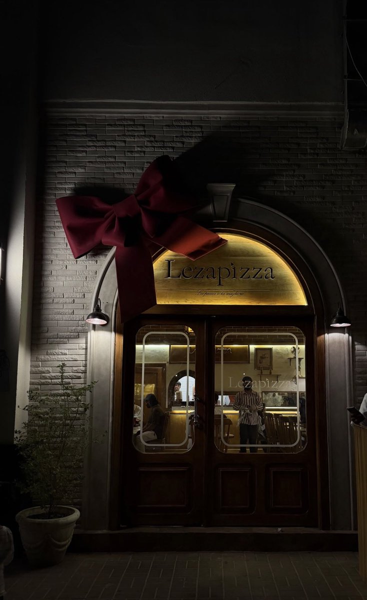 وين انت ؟؟ يالي فيك عذب السجايا 
يامن خذيت من اجزل العرف واعطيت

يا كـم على جمّك تساق الضمايا
الي من الإمحال جنّك مفاخيت

ولا صدّرن من ورد عذب الركايا
تقول تنقلهن بنجد العفاريت

بين السرب والي تقود السرايا
شواهدٍ بالحق تطري ليا جيت 

..

#وينكك 
#السهر