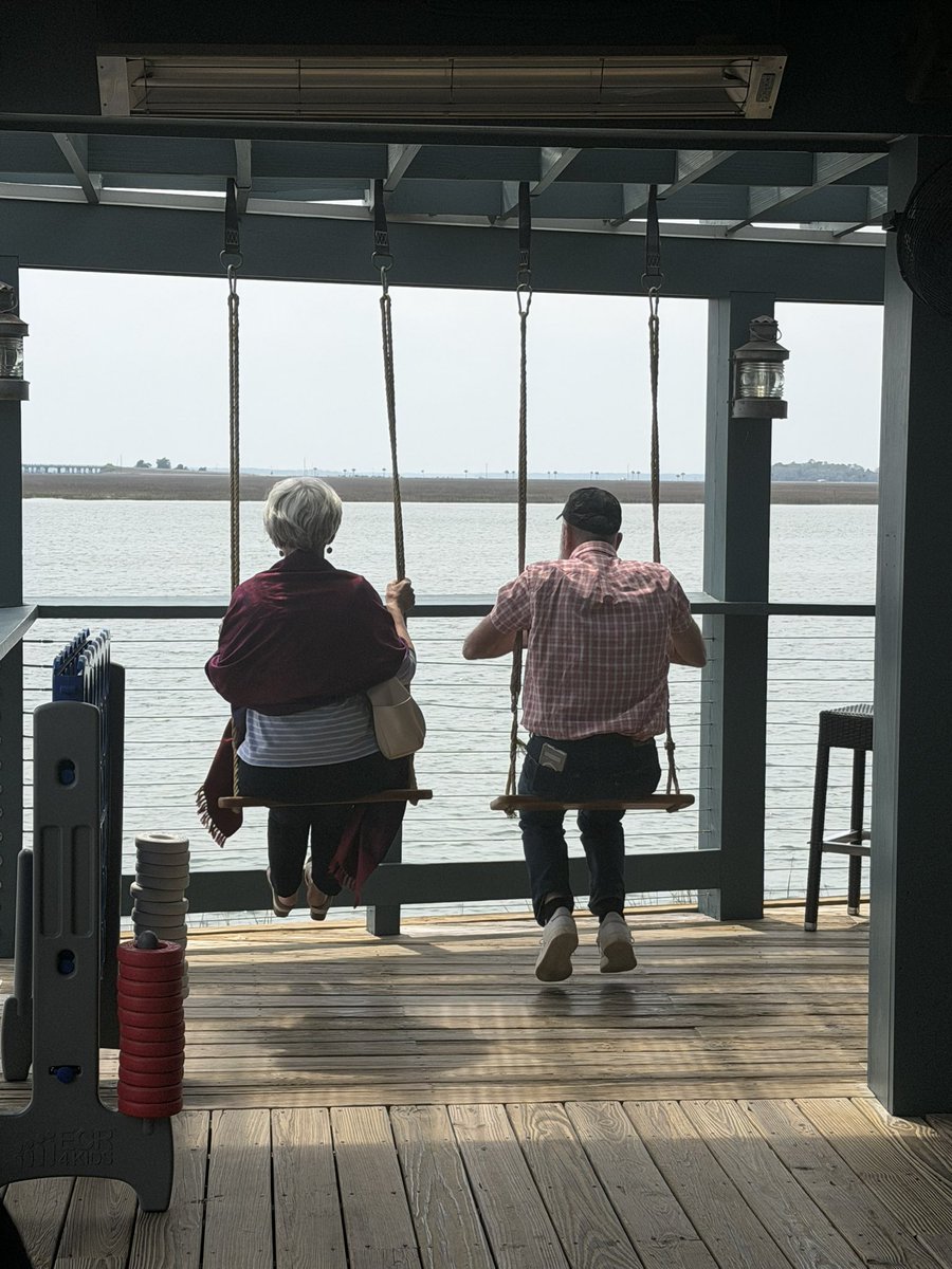 MelissaHallWX's tweet image. Saw the cutest couple at lunch today. After they got done dining, they did this. #LifeGoals