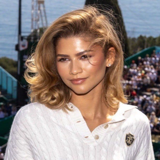 𝐳𝐨𝐞 tweet media