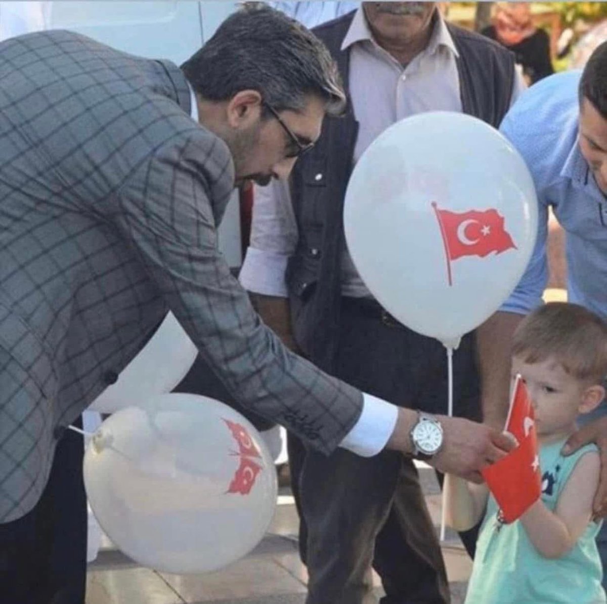 ibrahim_aygn's tweet photo. 🇹🇷Geleceğimizin teminatı olan sevgili çocuklar👫

 🇹🇷  #23Nisan Ulusal Egemenlik ve Çocuk Bayramımız kutlu olsun.🇹🇷
Gazi Meclisimiz 104.yaşında...❤️
#104YıllıkEgemenlik https://t.co/CJy3AVq1z4