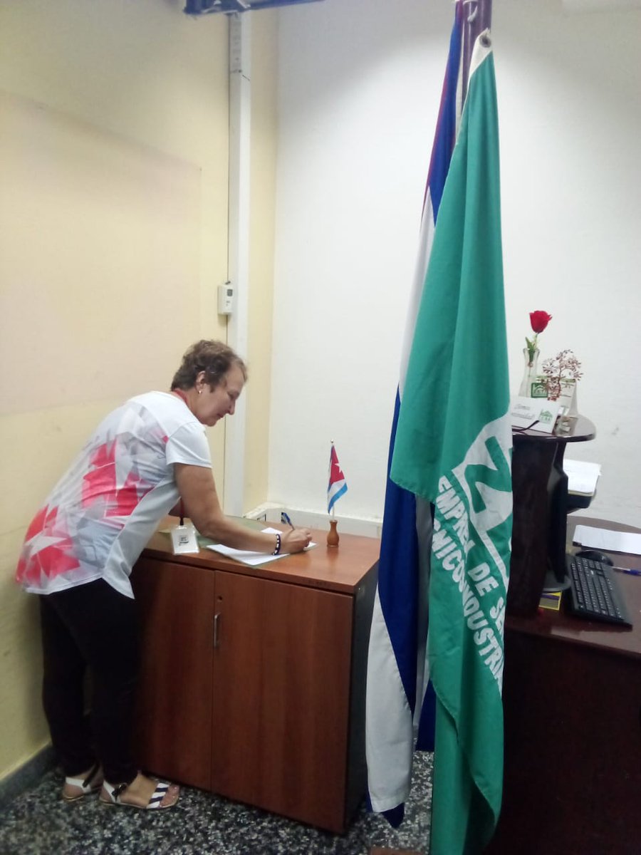Trabajadores d oficina ctral d #ZETIUnaGranEmpresa  se suman con responsabilidad y compromiso al mov #MiFirmaPorLaPatria, reafirmando su apoyo a la Rev y la defensa d la soberanía nacional.Cada firma es un símbolo d unidad y d la certeza d que #CubaVencerá 
#LaPatriaSeDefiende