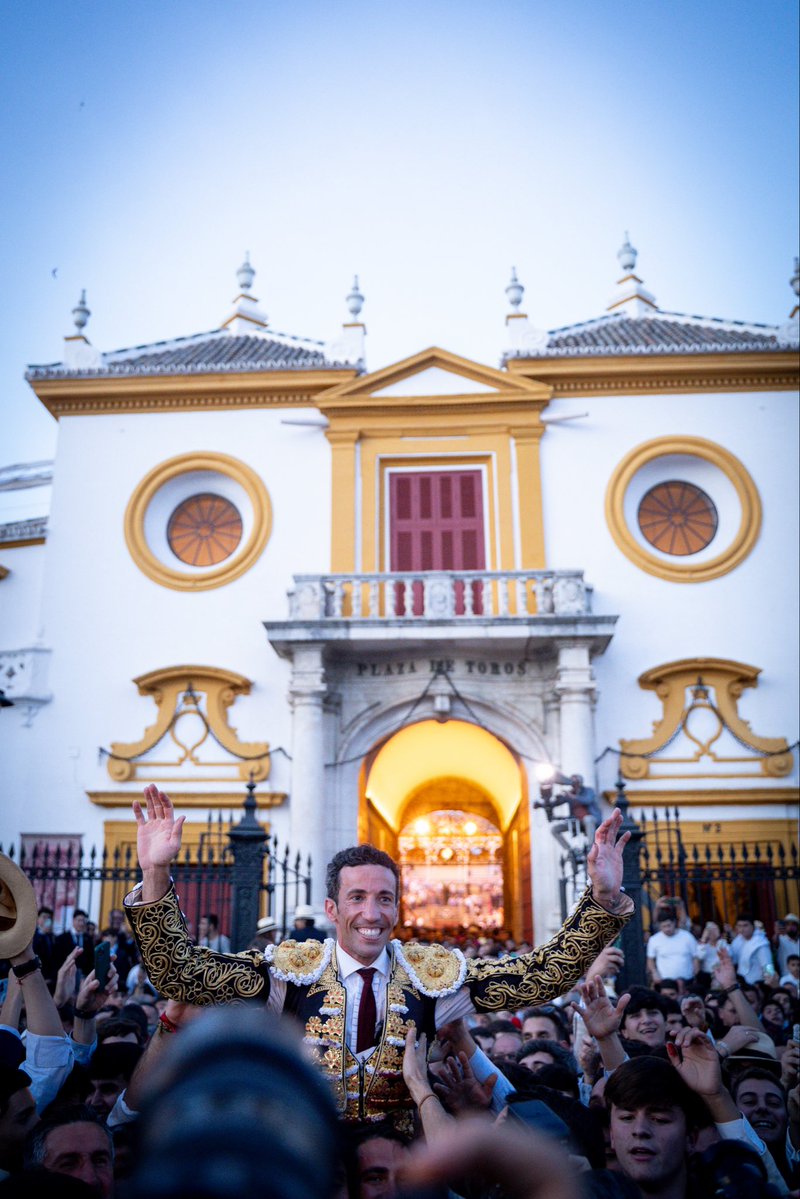 Sevilla me lo ha vuelto a dar todo y yo solo puedo corresponderle entregando mi vida en ese ruedo. Cruzar esa Puerta del Príncipe por segunda vez no es un sueño, es la responsabilidad de devolverle a esta afición el respeto que siempre me brinda.

Gracias, Sevilla.