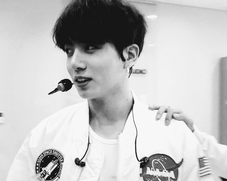 Dontsaytoloveme's tweet photo. #Jikookau |  A luz da lua🌌

Onde: Jeon Jungkook, um astronauta que é obrigado a viajar sozinho para desvendar um mistério espacial.

Ou onde: Park Jimin nunca se cansará de olhar para o céu durante dois anos.

Mas... Será mesmo que todo astronauta consegue voltar para a terra? https://t.co/deUFkti6jB