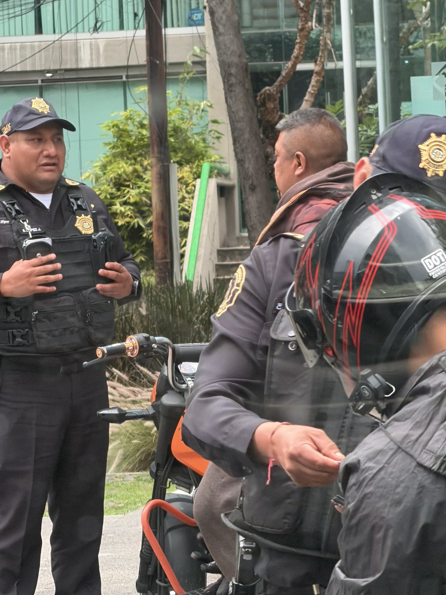 BeTToGv's tweet photo. En este momento! En Av. Rio Mixcoac 11 a unos metros de Insurgentes.  Un retén de policías deteniendo motos y pidiendo documentación.  “Revisiones de rutina” Es legal esto? Usurpación de funciones? @BJAlcaldia @SSPCMexico @OVIALCDMX @UCS_GCDMX https://t.co/oTFreFsaFd