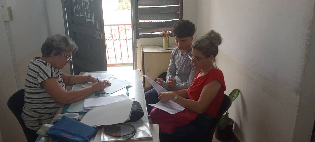 Cómo parte de las acciones de continuidad de estudio con el 12 grado, se desarrolló el llenado de la boleta con las opciones de carreras, contando con la participación y acompañamiento de la familia. #CubaMined #CubaEduca #PinardelRío
