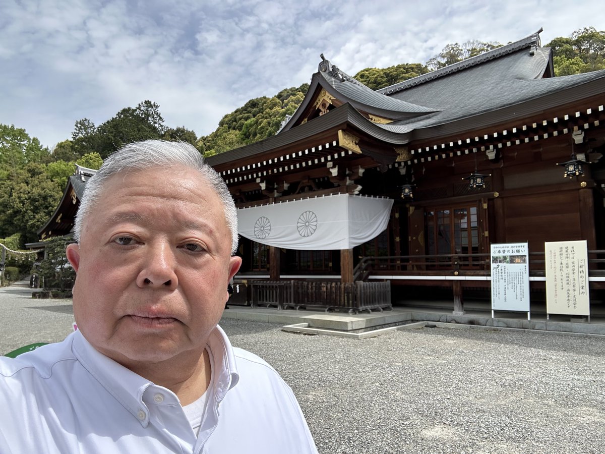 morihakuei's tweet photo. 時間が空いたので、家内と奈良桜井市の大神神社に参拝して参りました。好天に恵まれ春の兆しが神社に満ち溢れていました。高石市の発展と戦争終結をお祈りしてきました。#高石市議会議員森はくえい #高石市  #世界平和  #戦争終結を願う #大神神社 https://t.co/rSuvHa2eK1