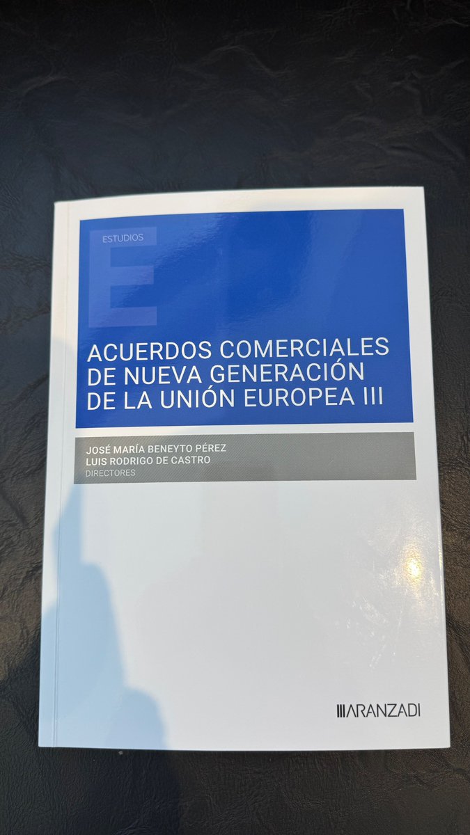 DescarregaEva's tweet photo. Gracias @luisrdec profesor de Derecho Internacional Público y RRII de @USPCEU por incluir el Acuerdo de Asociación de la UE con Andorra y San Marino en la publicación “los Acuerdos comerciales de nueva generación de la UE III” excelente trabajo @aranzadilaley 
🇪🇺🇦🇩🇸🇲 https://t.co/TQk9RX0gsr