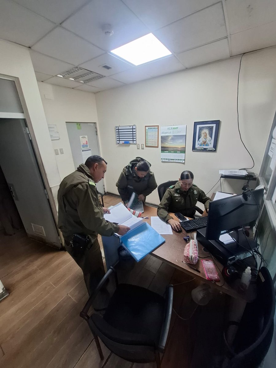 CarabDDHHyFam's tweet image. Reforzando la importancia de conocer y tener disponible la normativa de DDHH y contar con adecuados sistemas de supervisión de espacios de privación de libertad, la Sec. Reg. @CarabDDHHyFam #Araucania realiza visita técnica  4ta. Comisaría #Victoria y retenes #SelvaOscura y #Púa.