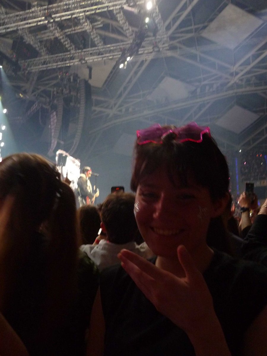 lele saw 5sos x3 and is hoping for c6 lyney tweet media